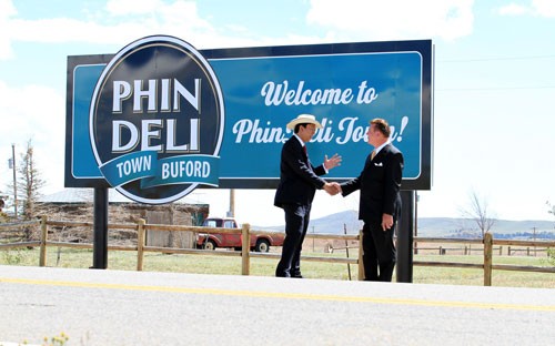 Ông Phạm Đình Nguyên (bên trái) và ông Don Sammons bên bảng tên mới của thị trấn - Ảnh do ông Phạm Đình Nguyên cung cấp